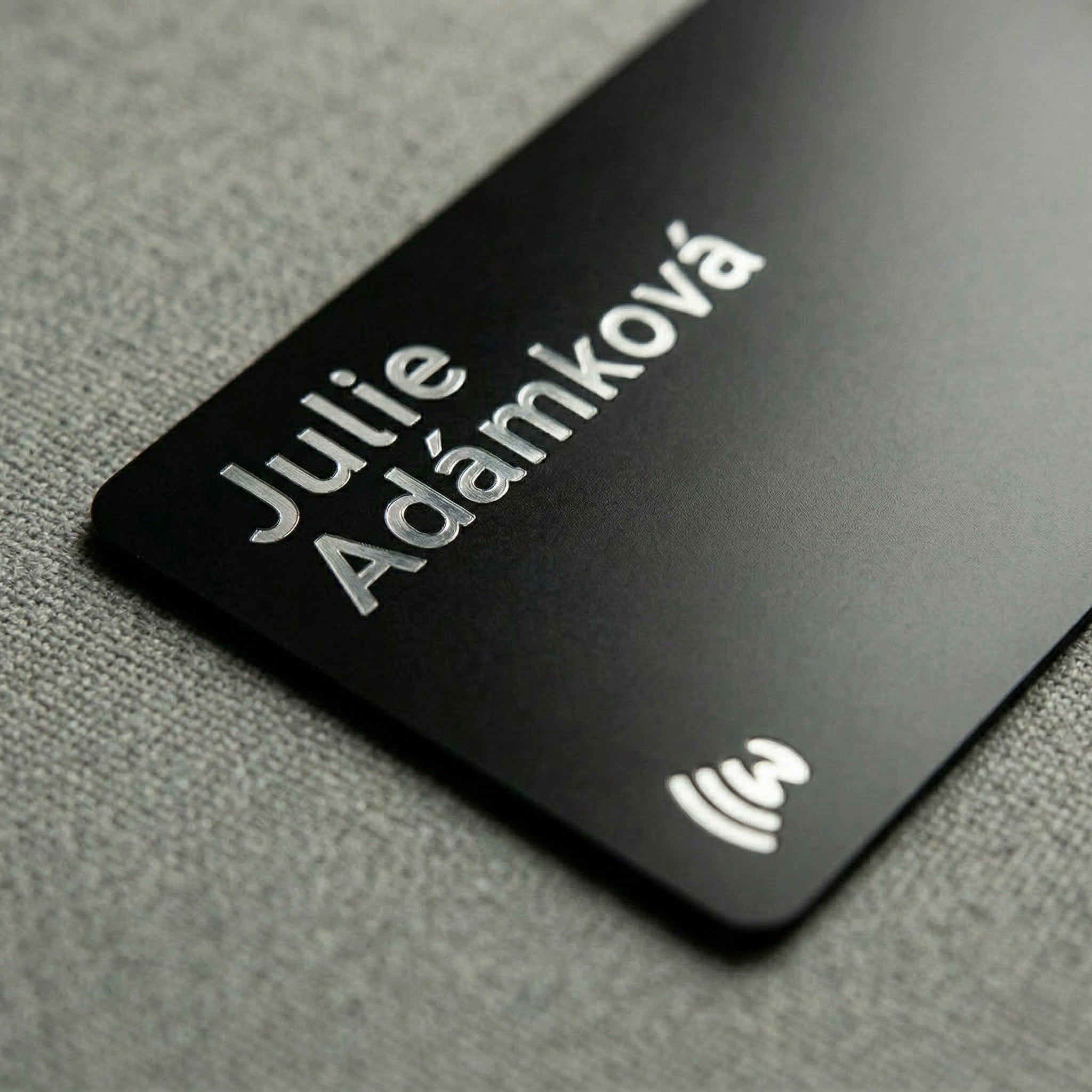 WaveTag Černá vizitka z kovu s vlastním designem