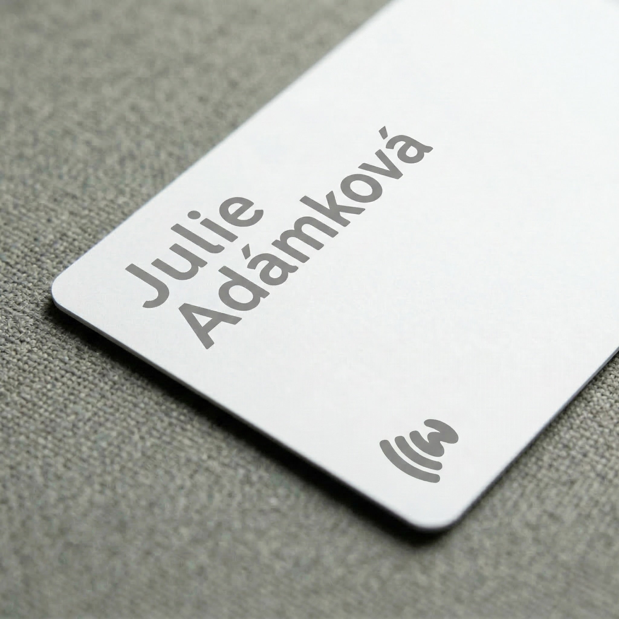 WaveTag Bílá vizitka z kovu s vlastním designem