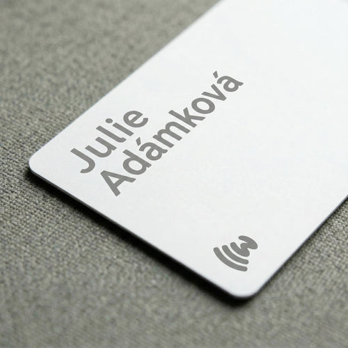 WaveTag Bílá vizitka z kovu s vlastním designem