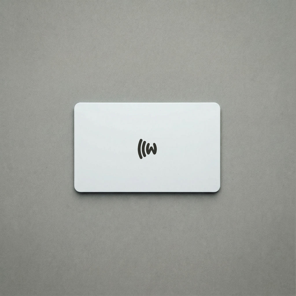 WaveTag Bílá vizitka z kovu s vlastním designem