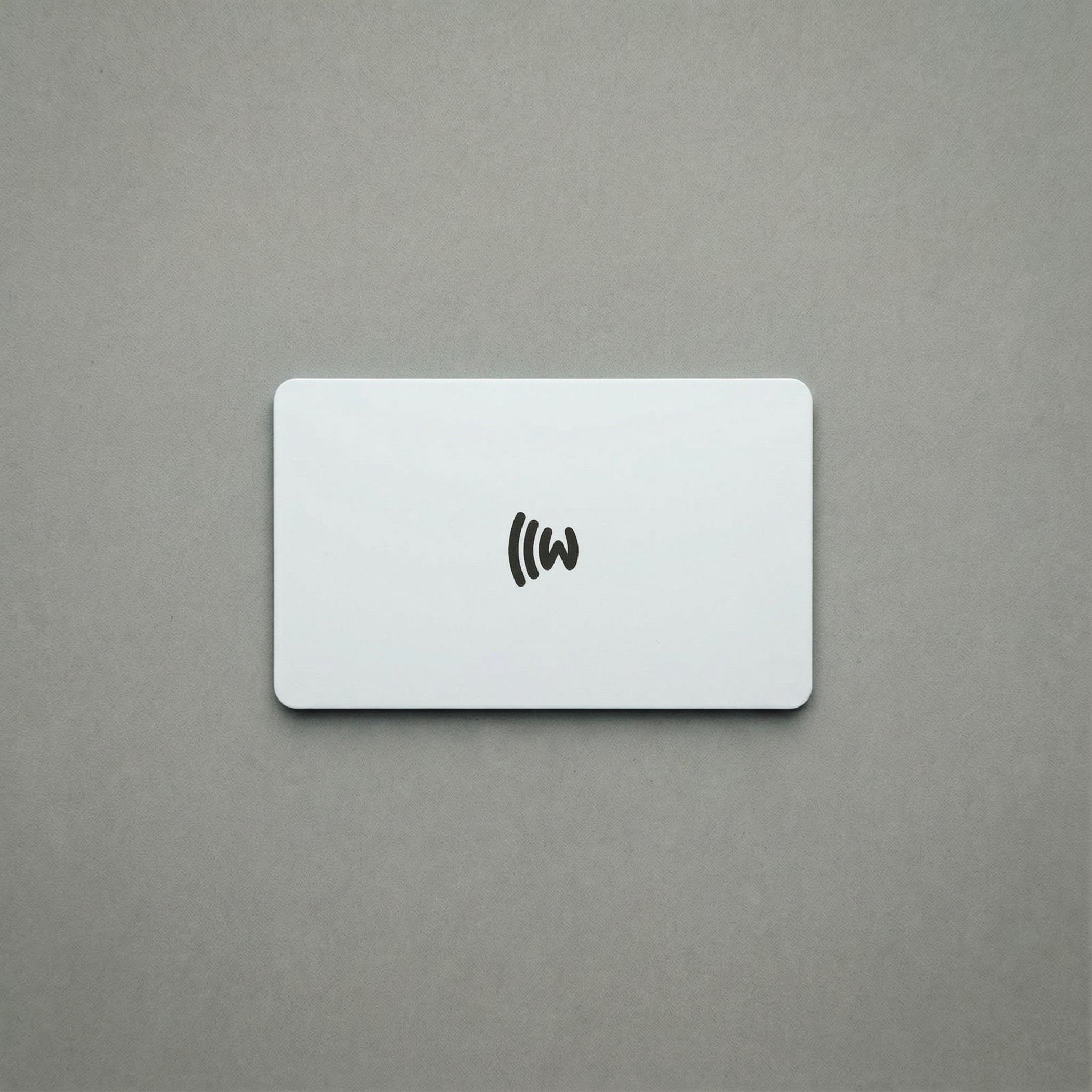 WaveTag Bílá vizitka z kovu s vlastním designem