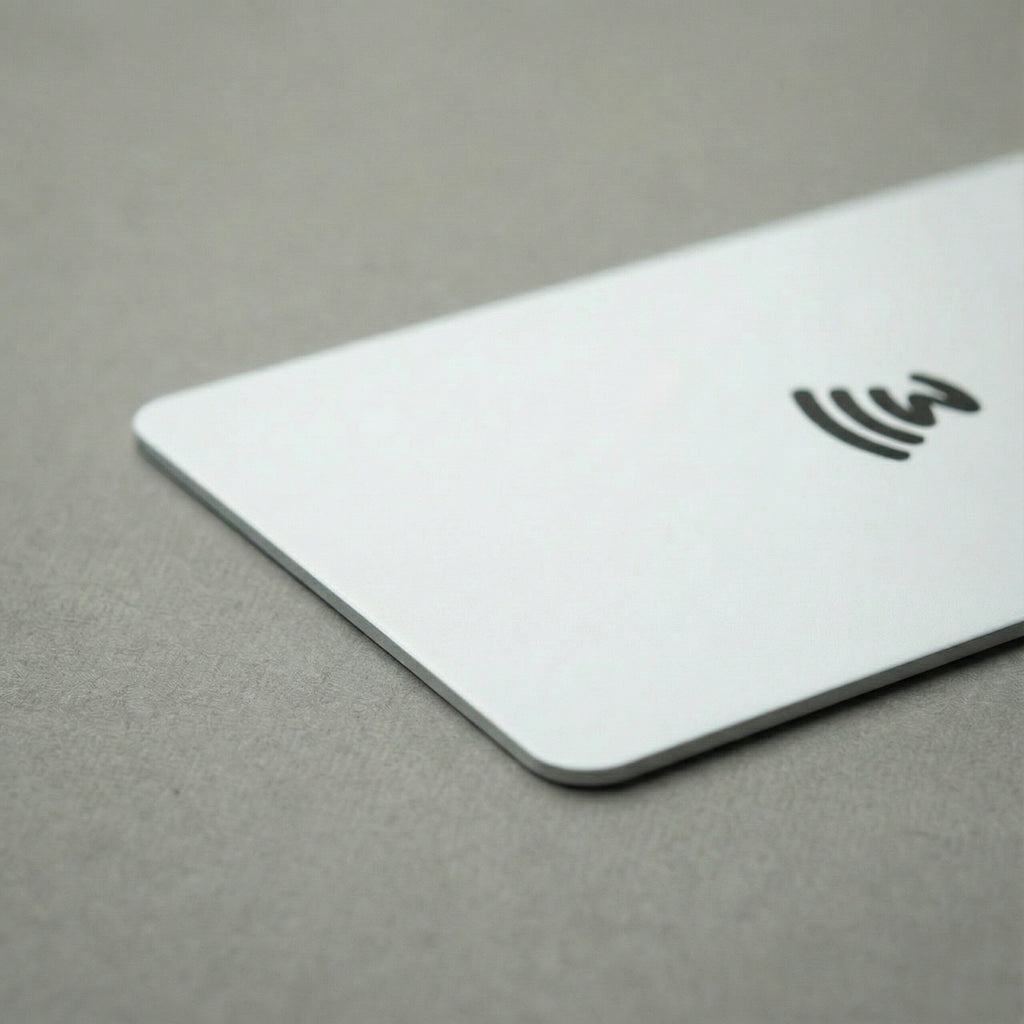 WaveTag Bílá vizitka z kovu s vlastním designem