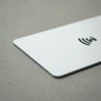 WaveTag Bílá vizitka z kovu s vlastním designem