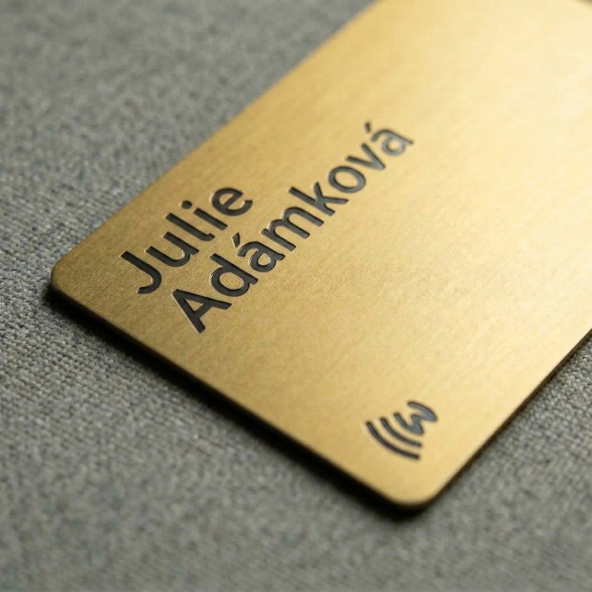 WaveTag pozlacená vizitka z kovu s vlastním designem
