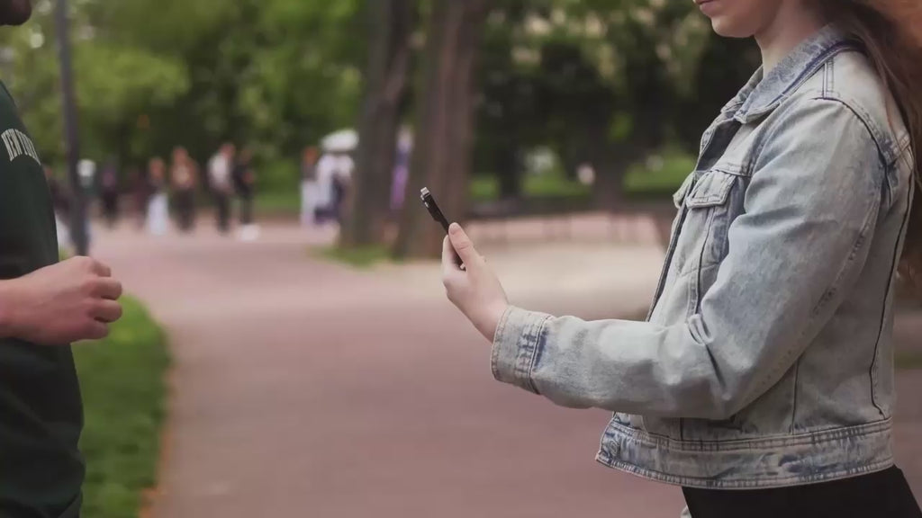 WaveTag Bílá vizitka z kovu s vlastním designem